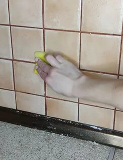 Засохшую затирку с кафельной плитки чем оттереть