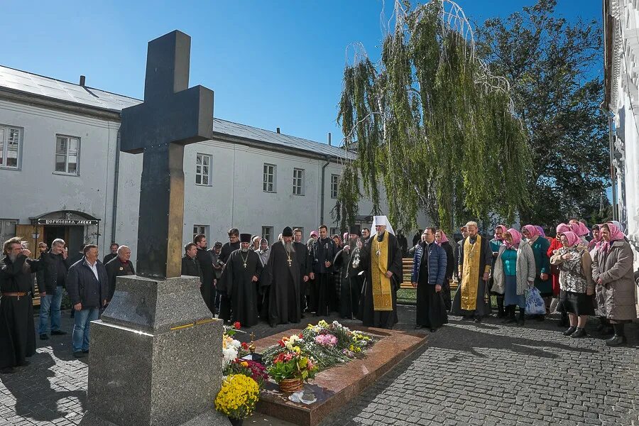 Рыльск курская область новости сегодня. Могила архимандрита Ипполита в Рыльске. Рыльский монастырь Курская область могила Ипполита. Могила Ипполита Халина.