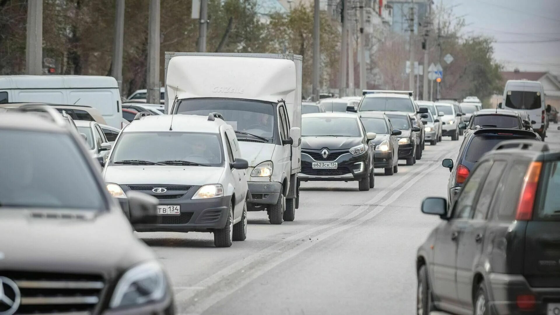 Пробка волгоград красноармейский сейчас. Пробки Волгоград. Автомобильная пробка. Пробка машин в Волгограде. Поток машин на дороге.