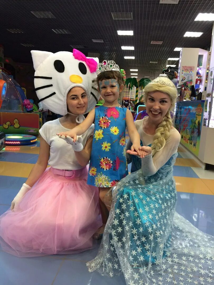 Аниматор hello kitty. Аниматор китти. хеллоу китти аниматор. китти костюм аниматора. аниматоры в костюмах хеллоу китти.