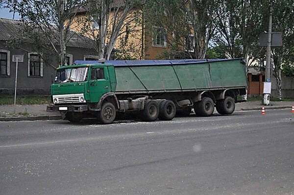 Перегруз грузового автомобиля 2024. КРАЗ зерновоз с прицепом. КАМАЗ перегруз. КАМАЗ КРАЗ. МАЗ С камазовским прицепом.