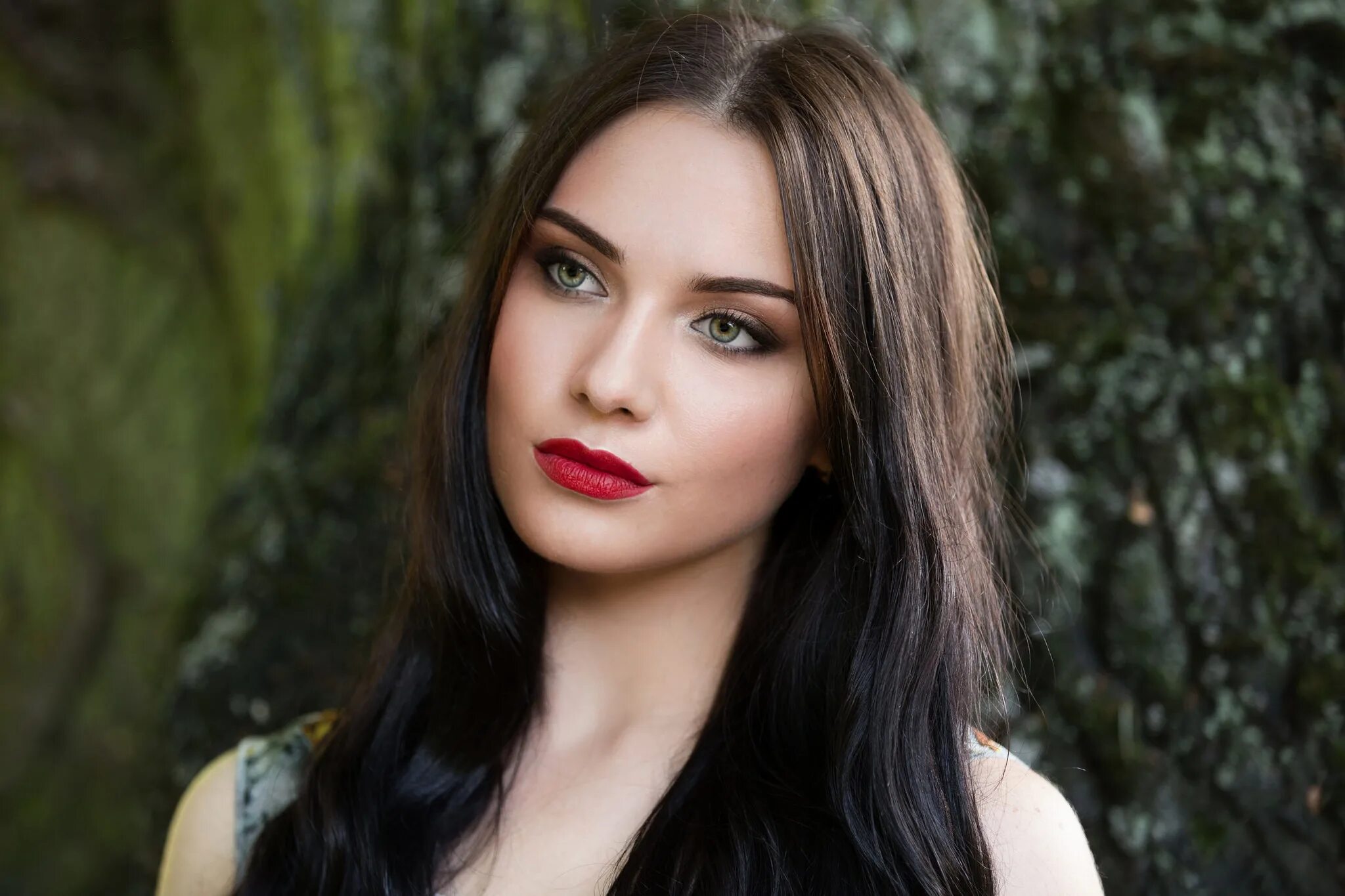 Европейцы девушки. Темноволосая девушка. красивые европейские девушки. девушка брюнетка с зелеными глазами. женщина с темными волосами.