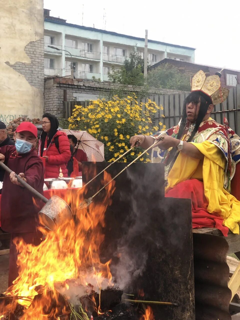 Отошо дацан улан удэ. Дацан отошо. Дацан «дхарма-центр». Человек на фоне дацана молиться раскраска. Дацан отошо.