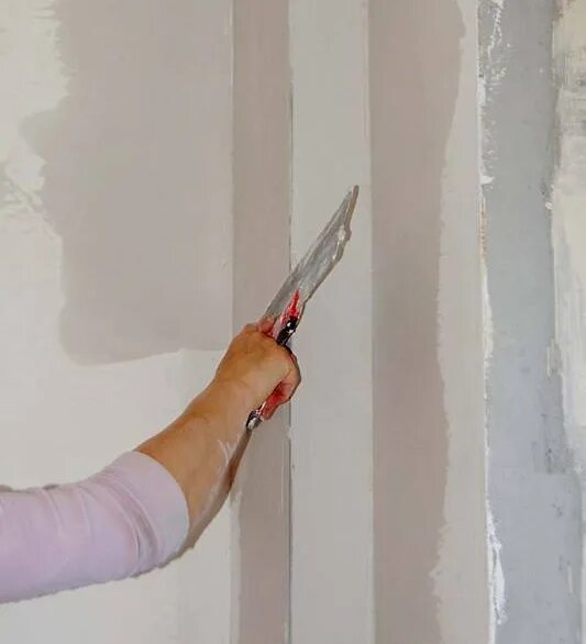 Как шпаклевать стены новичку видео. Шпаклюем стены своими руками. Штукатурка и шпаклевка стен. Шпаклюем углы стен. Шпаклеванные стены.