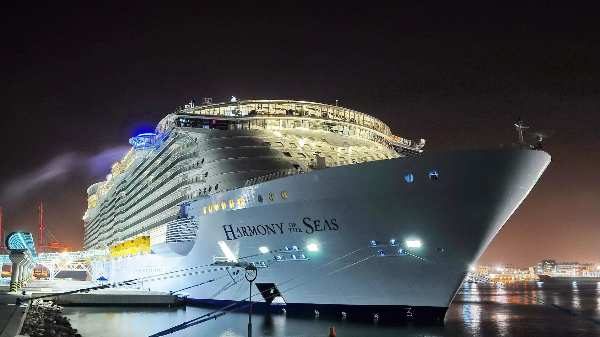 Самый большой корабль в мире symphony of the seas. Самый большой корабль в мире титаник. Самый большой круизный лайнер в мире. Большой лайнер видео. Капитан оазис морей.