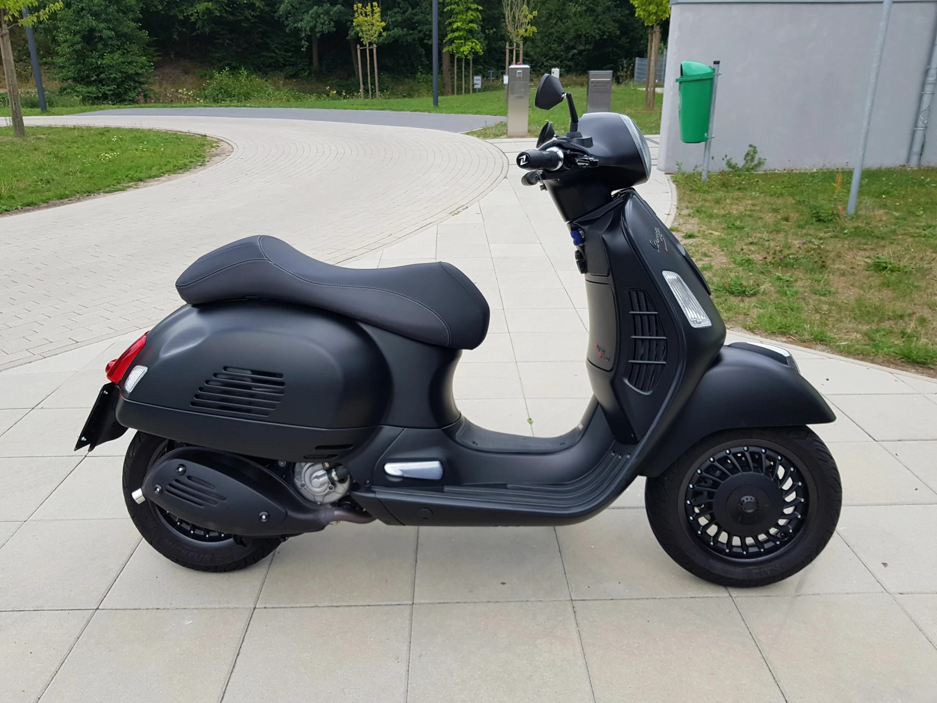 Электромопед zuma scooter. Скутер черный. Скутер веспа gts 300. Головка kymco agility 50. Kinlon 125 скутер.