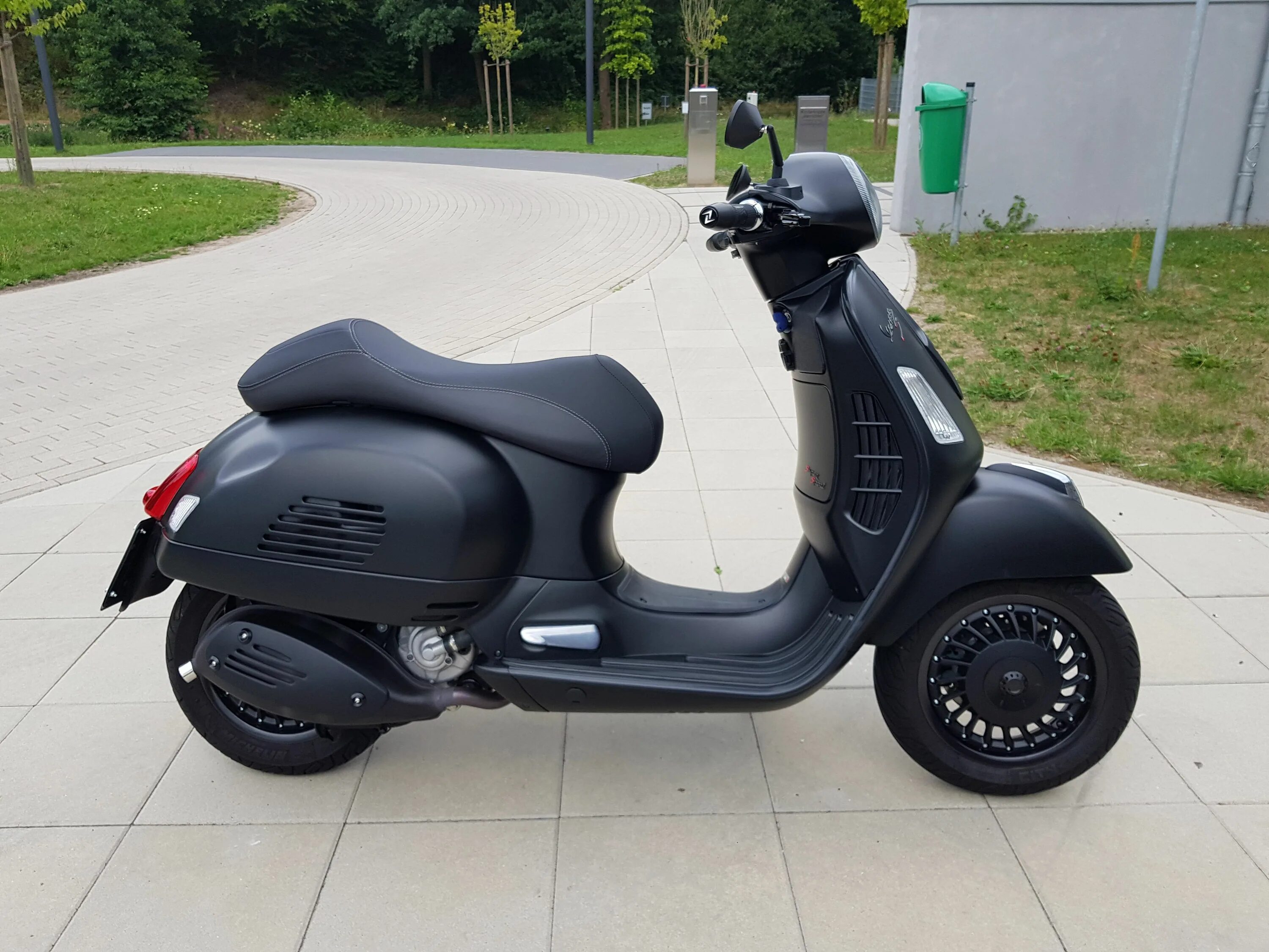 Блэк скутер. Веспа мотороллер gts300. Vespa GTS 300. Скутер Веспа GTS 300. Черная Веспа.