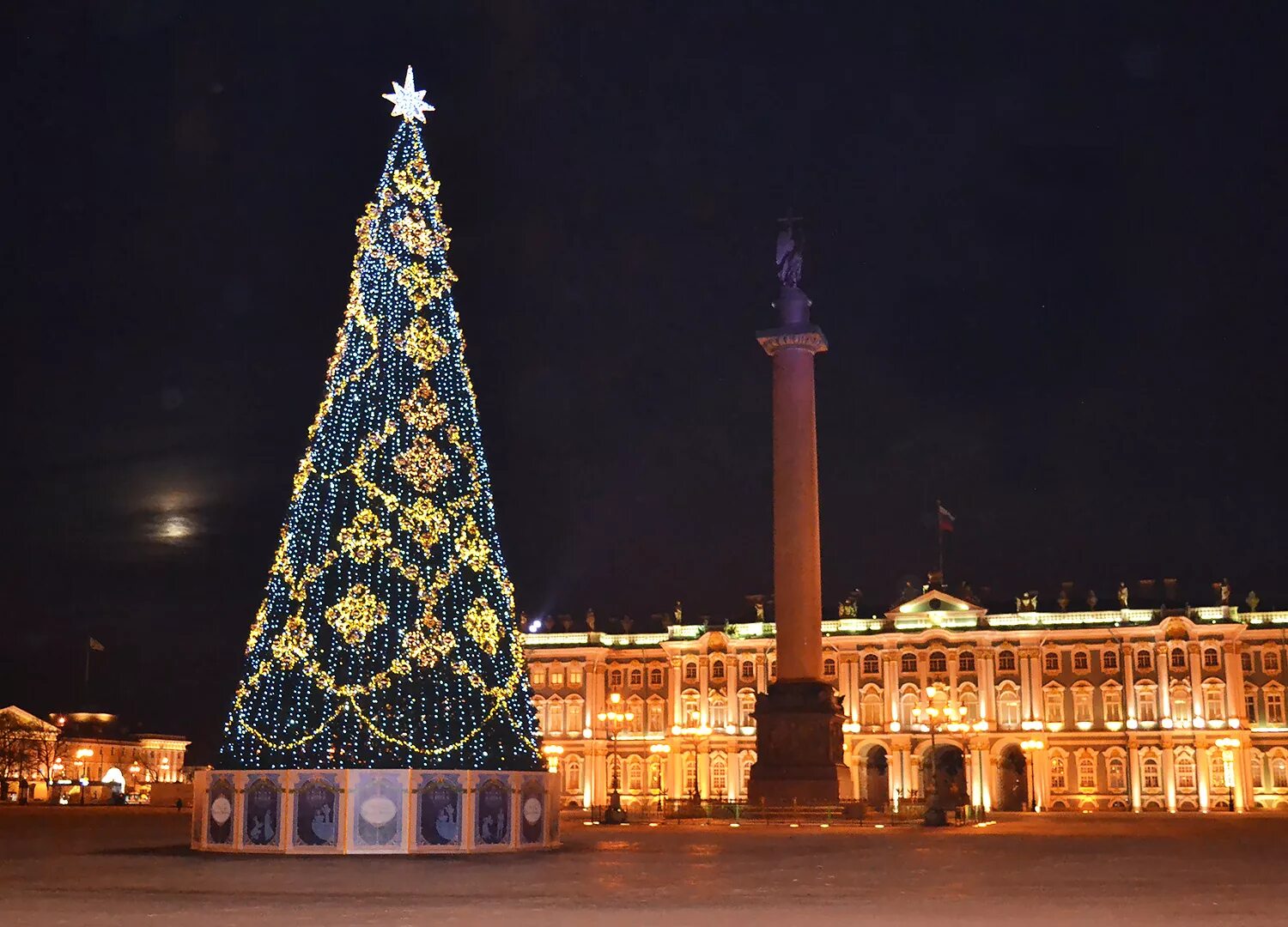 Спб нов ру. Дворцовая площадь в Санкт-Петербурге. Дворцовая площадь в Санкт-Петербурге зимой. Новогодний Питер. Новогодний Питер фото.