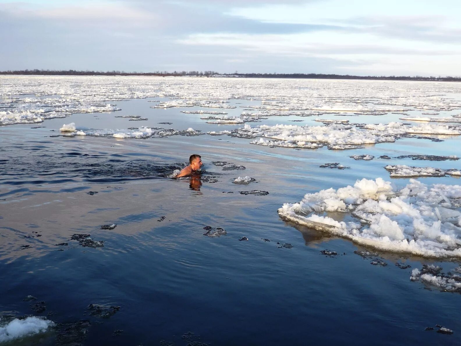 Купание в холодном море. Холодное море купаться. Купание зимой в море. Купание среди льдин. Купание во сне