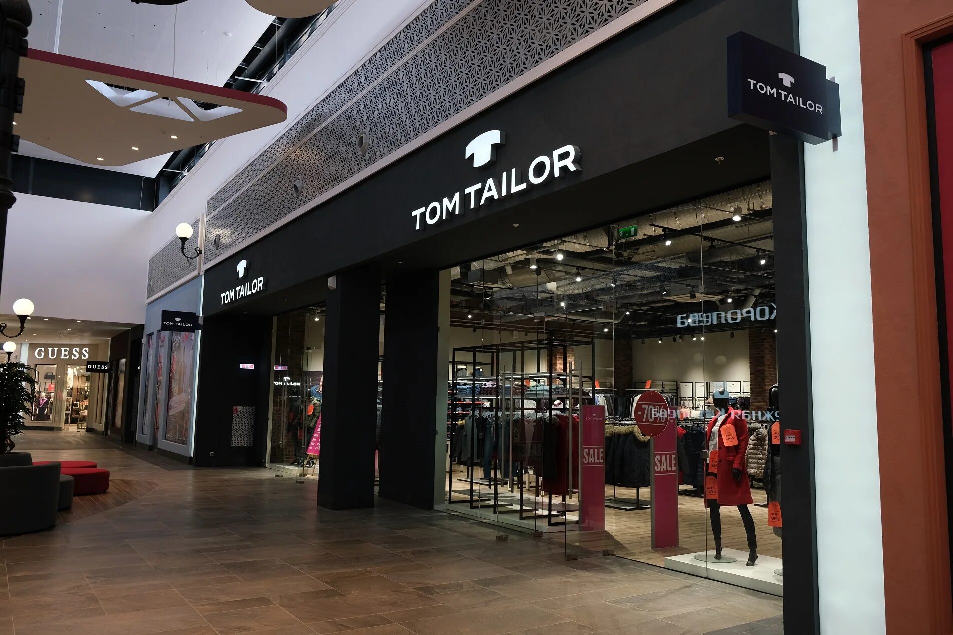 Тц outlet. Tom Tailor Екатеринбург Гринвич. Tom Tailor вывеска. ТЦ бренд стори Екатеринбург. Том Тейлор дисконт в Москве.