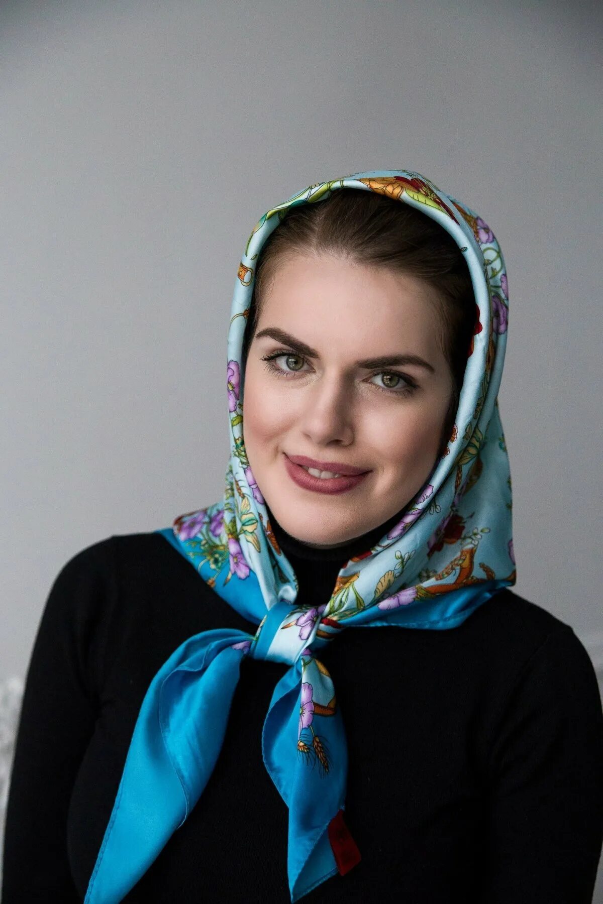 Шелковый платок на голову. Платок на голову. Платок женский на голову. Платок на голову. Женщина в платке.