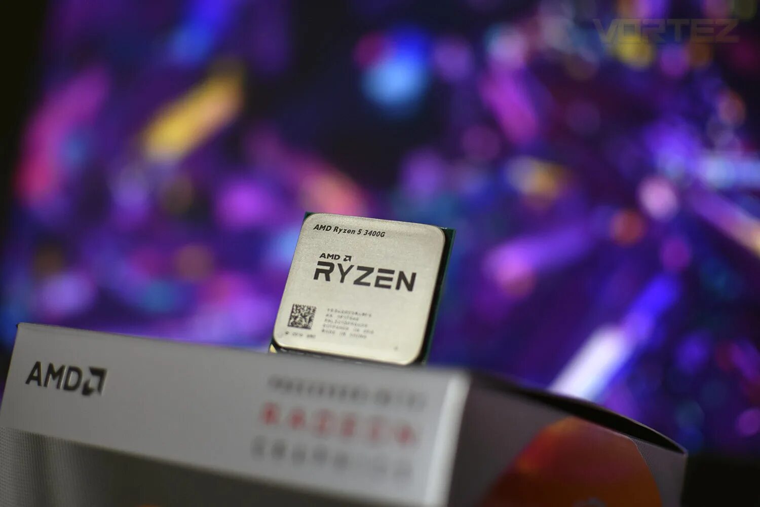 5 3400g купить. Ryzen 5 3400g. Процессор AMD Ryzen 5 3400g. AMD Ryzen 5 3400g with Radeon Vega Graphics 3.70 GHZ. Ryzen 3400g в руке.