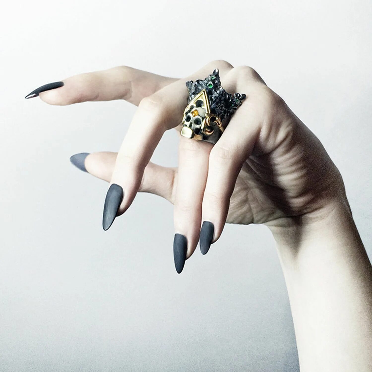 Руки для рисования. Ногти туториал. Изящная женская рука. Ногти референс. Руки скетч.