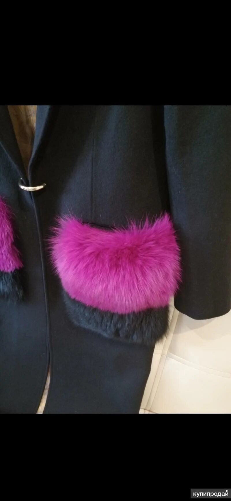 Пальто фенди с меховыми карманами 2022. Карманы мех. Полупальто с мехом. Кардиган с меховыми карманами. Мех на карманах.