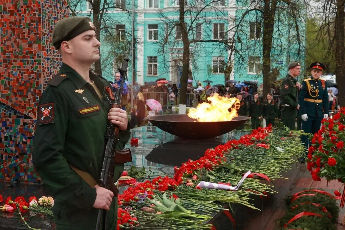 Вечный огонь Дзержинск. Аллея славы Дзержинск. Вечный огонь город Дзержинск. Дзержинск 9 мая 2022.