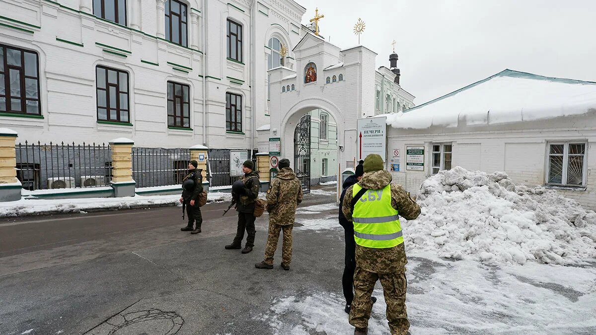 Крестовоздвиженская церковь киево-печерской лавры. Украинские новости церковь. Обыски сбу в храмах. Прихожане в церкви. Украинские новости церковь.