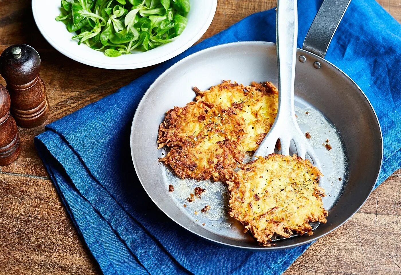 Картошка на терке драники. Reibekuchen. Kartoffelpuffer. Драники. Драники с чесноком.