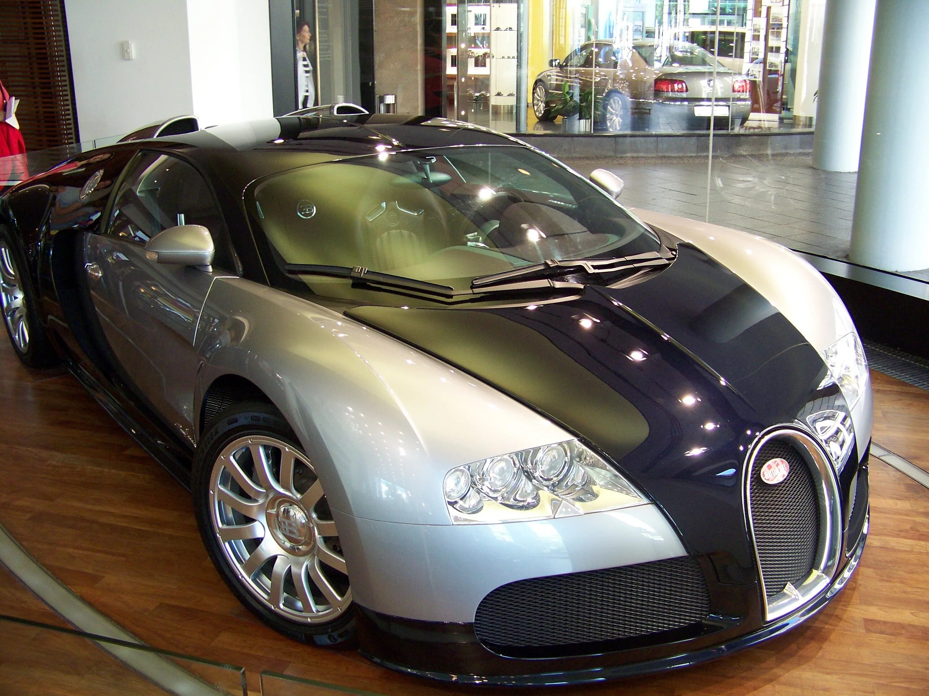 Bugatti Veyron 2005. Бугатти Вейрон в Москве. Бугатти Вейрон 2010. Бугатти Вейрон 2005 года. Сколько стоит автомобиль бугатти