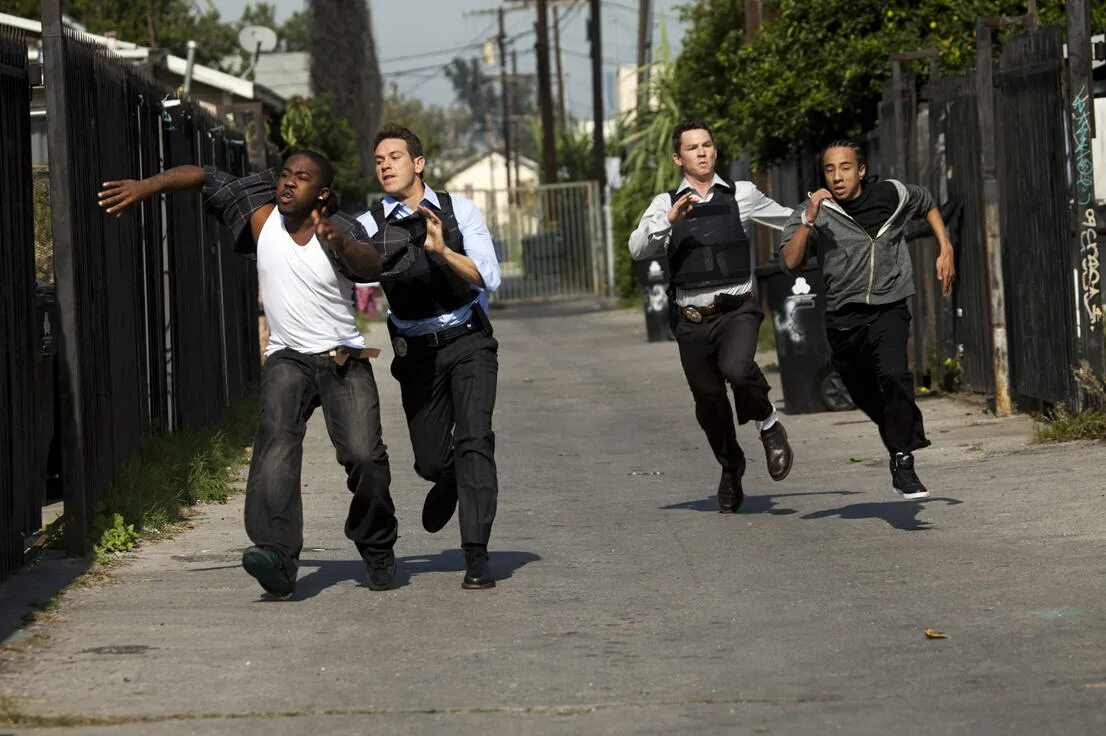 Бандит убегает. Парень догоняет девушку. Гопники бегут. Парень догоняет девушку. Бежит от полиции.