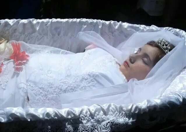 Первая ночь умершего. Мертвая Элизабет Тейлор похороны.