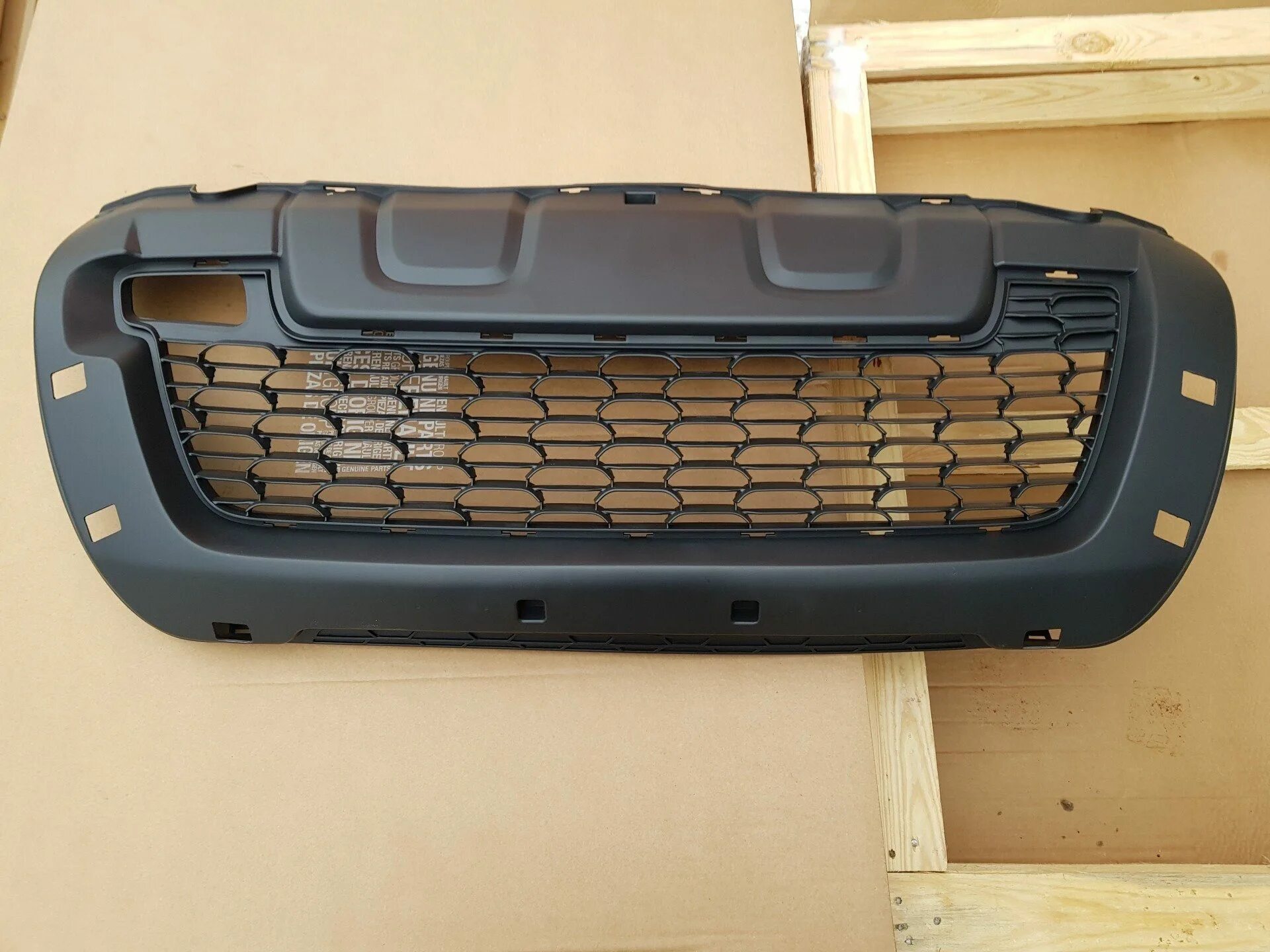 Решетка бампера renault duster. Решетка переднего бампера рено дастер 2012. Решетка бампера renault duster. Решетка переднего бампера центральная duster 15-. Решетка бампера renault duster.