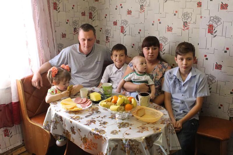 Деревенская многодетная мать. Малоимущие и многодетные семьи в России. Многодетные малоимущие. Малообеспеченная семья. Бедная многодетная семья.