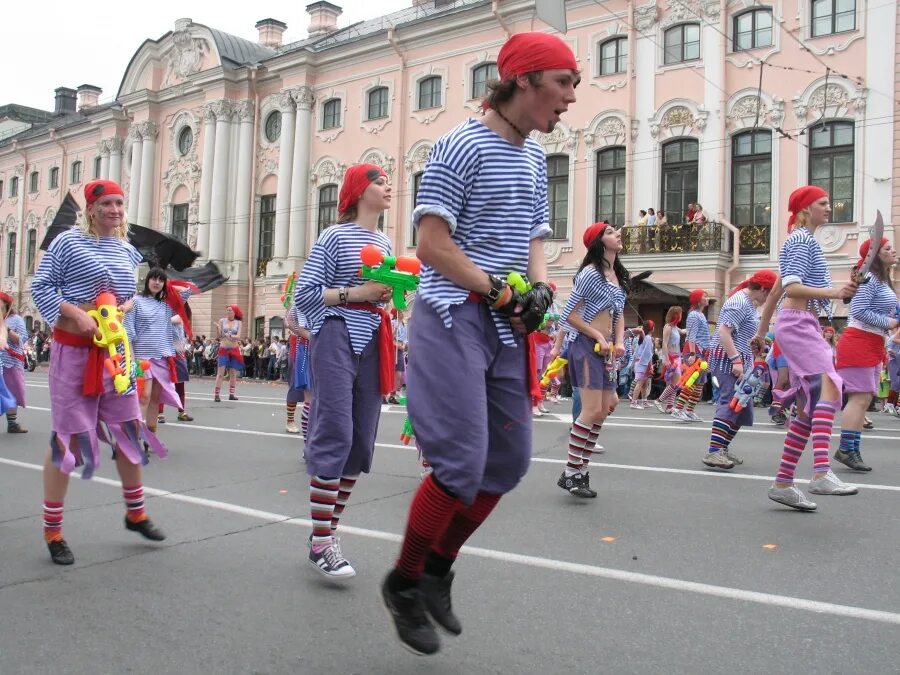 Елагин остров фестиваль уличных театров. Карнавальные шествия в россии. Карнавальный петербург. Карнавальный петербург. Фестиваль sup-серфинга "фонтанка-sup" в санкт-петербурге.