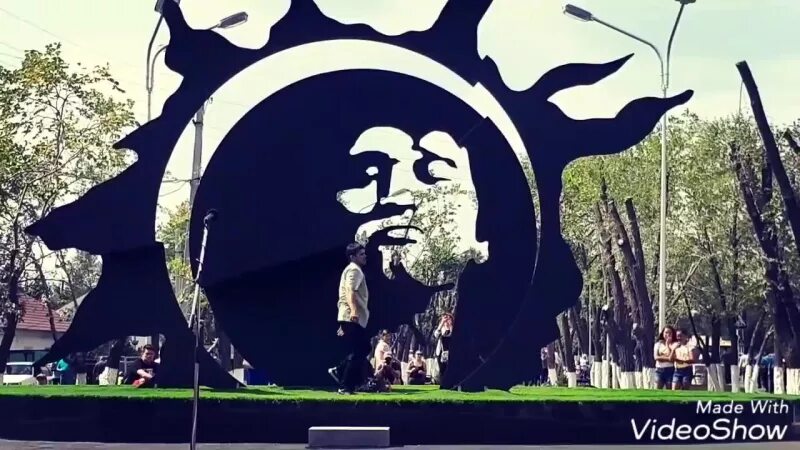 Караганда цой. Памятник виктору цою в караганде. аллея цоя в караганде. алма ата памятник цою. караганда виктор цой.