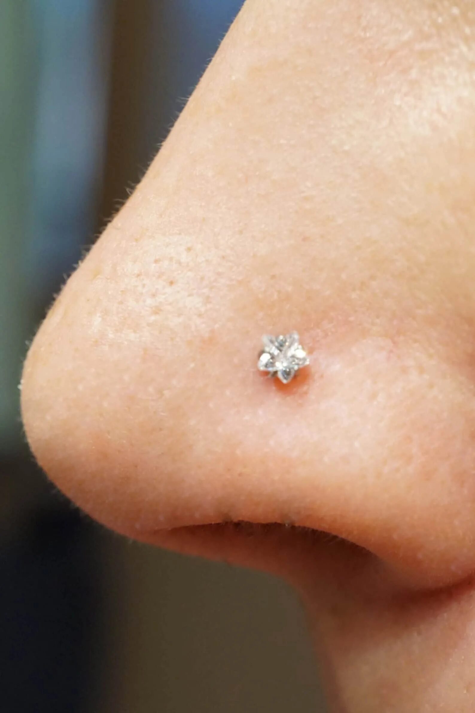 Пирсинг в нос с бриллиантом. Прокол носа гвоздик