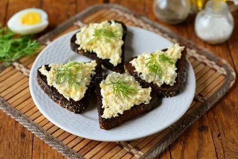 Черный хлеб с сыром на сковороде
