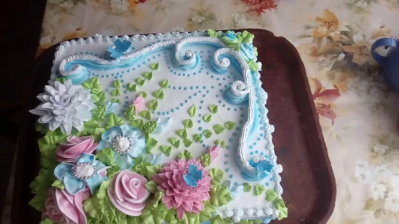 Украшаем торт бзк. Торт с цветами. Красивые кремовые торты. Торт с бзк кремом для женщин. Торт с розами.