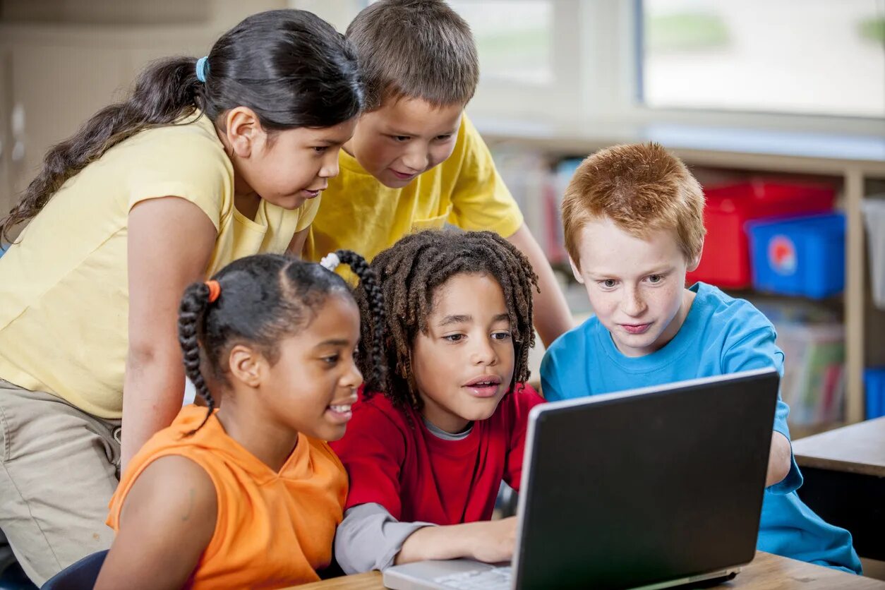 The students are watching. Internet ребенок. Дети в классе за компьютером макбук. Обучение Elementary. Elementary School children.