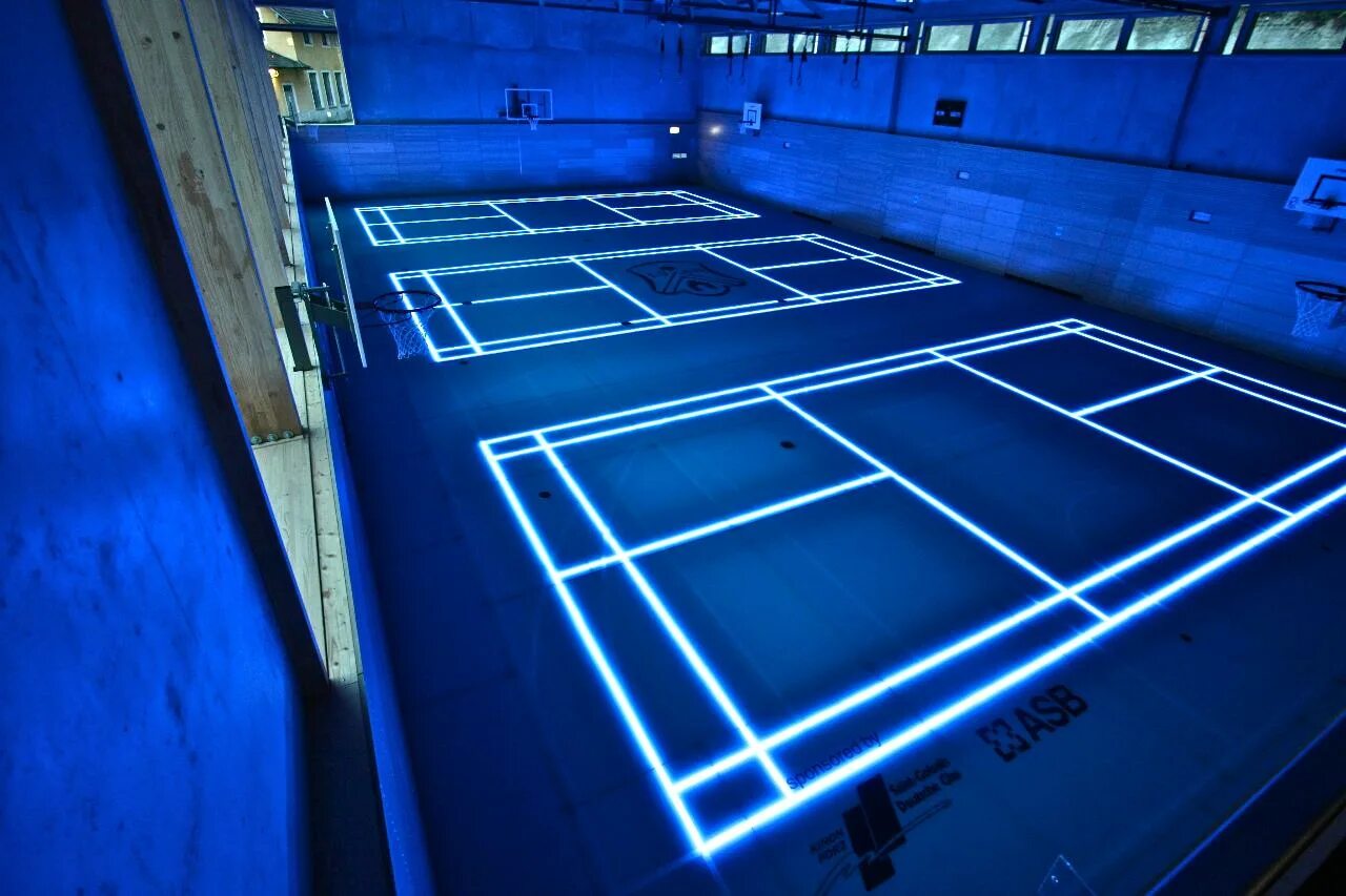 Полы будущего. Стеклянный пол спортивный ASB Glass Floor. Лазерная футбольная площадка Nike. Интерактивный пол для спортзала. Спортивный зал будущего.