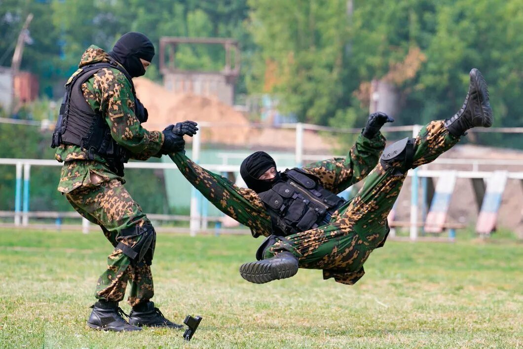 Рукопашный бой спецназа альфа. Рукопашная спецназа. Рукопашный бой спецназа альфа. Русский стиль рукопашного боя кадочникова. Спецназ фсб рукопашный бой.