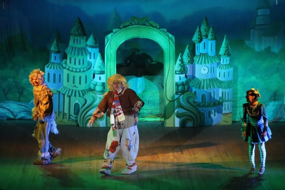 Театр молодежи волшебник изумрудного города. Спектакль изумрудный город татошка. Спектакль волшебник изумрудного города детский. Удивительный волшебник из страны оз спектакль. Волшебник изумрудного города театр сац.