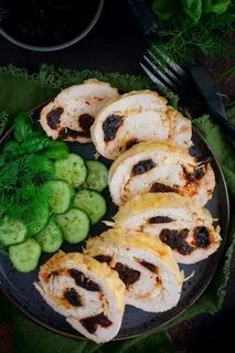 Рулет из курицы с черносливом в духовке