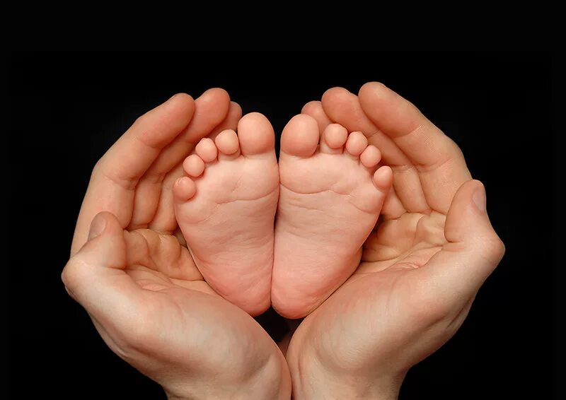 детские ноги в руках. пяточки младенца в руках. рука малыша в руке мамы. пяточка ладошка. ладонь на палочке поделка.