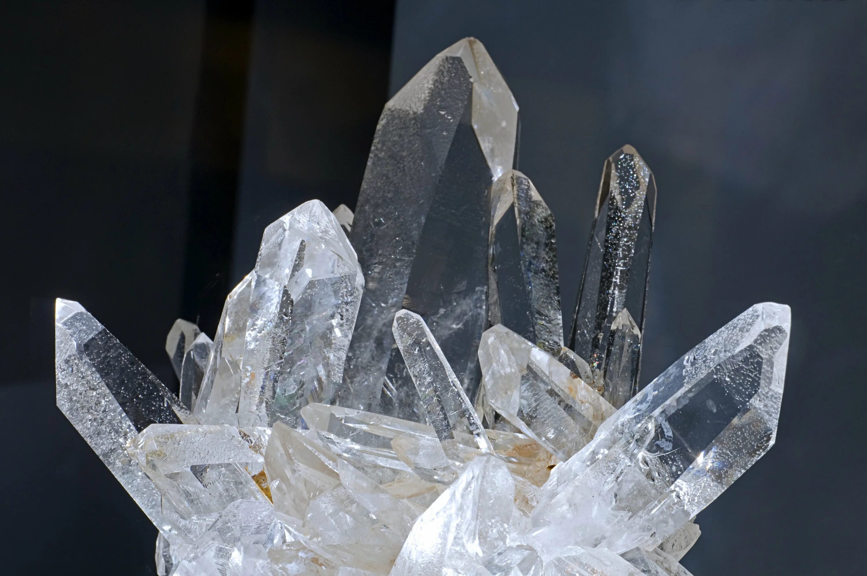 Cacha crystal. Кварц (горный хрусталь). Горный хрусталь минерал Урал. Горный кварц камень. Монокристаллы Алмаз и кварц.