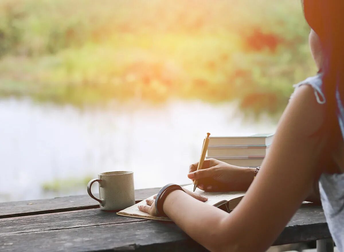 Девушка с записной книжкой. Пишущая девушка. Женщина с блокнотом. Блокноты для девочек. Фотосессия писательницы.