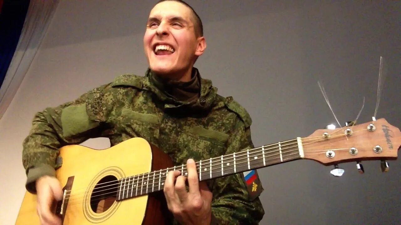 Гитара армейские песни видео. Хижина музыканта Раиль Арсланов. Гитарист в армии. Гитара в армии. Хижина музыканта гитарист.
