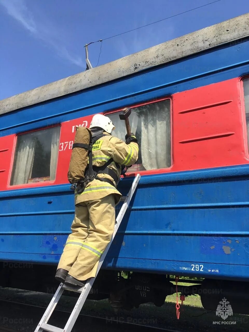 На станции стоят 3 пассажирских