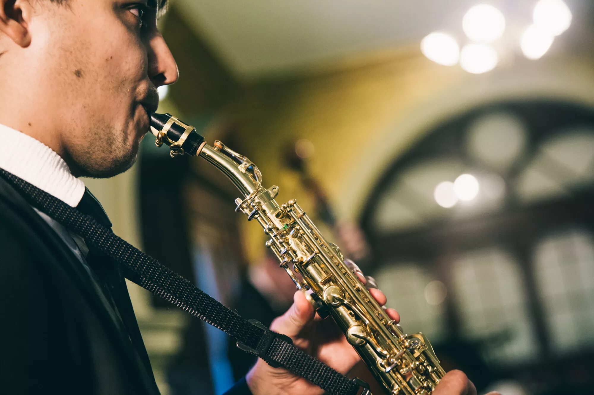 Playing saxophone. Малофеев саксофонист. Парень с саксофоном. Играет на саксофоне. Саксофон "концерт".