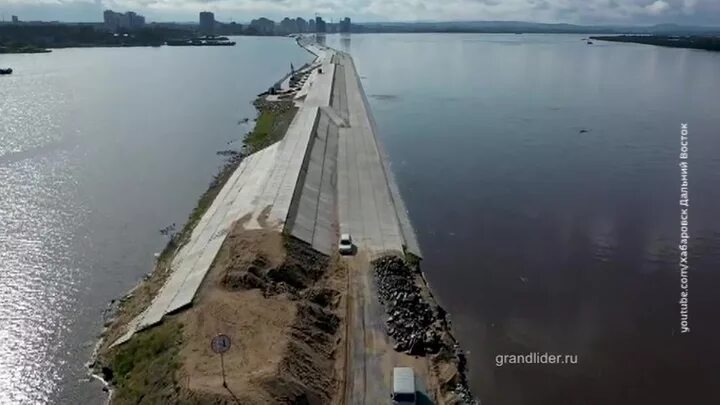 Вода в реке амур. Река Амур под водой. Река Амур поднялся. Дамбы на реке Амур фотографии. Половодье реки Амур.