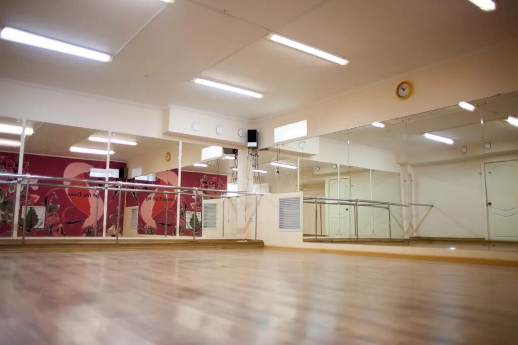 Yg entertainment танцевальный зал. Dance first аренда. Танцевальная студия. Танцевальный зал с зеркалами. Залы для танцев в москве от 200 метров.