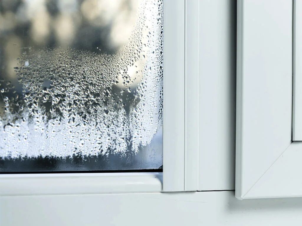 Запотевают окна внутри дома. Конденсат на пластиковых окнах. Влага на окнах. Пластиковые окна зимой. Конденсация на окнах.