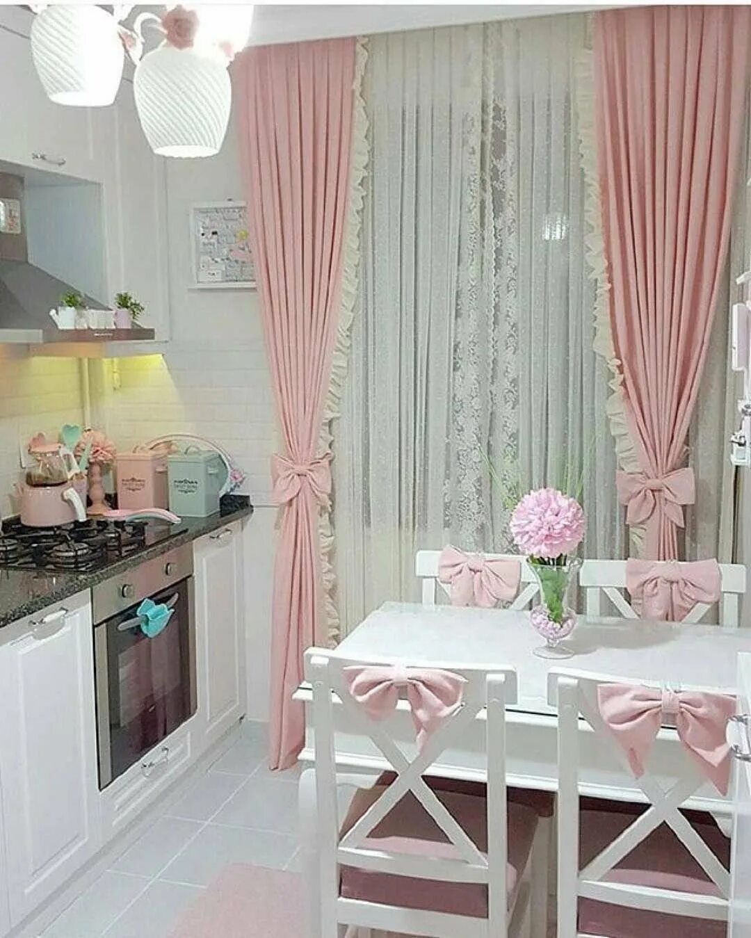 Какой цвет штор на кухню. Розовые шторы. В ореховом цвете кухня интерьер. Розовые шторы на кухню. Розовая кухня в интерьере.