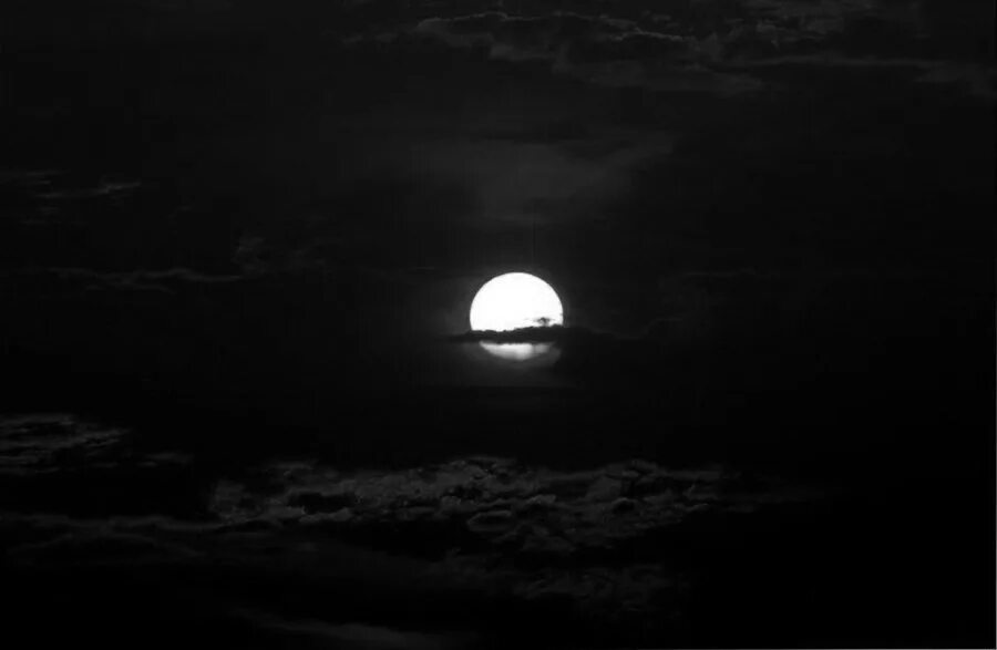Темная луна укажет. Луна в Печоре. Луна в темную ночь Эрмитаж Екатеринбург. Фотография Луны тёмная в стим профиль. Темная Луна энхайпен фото.