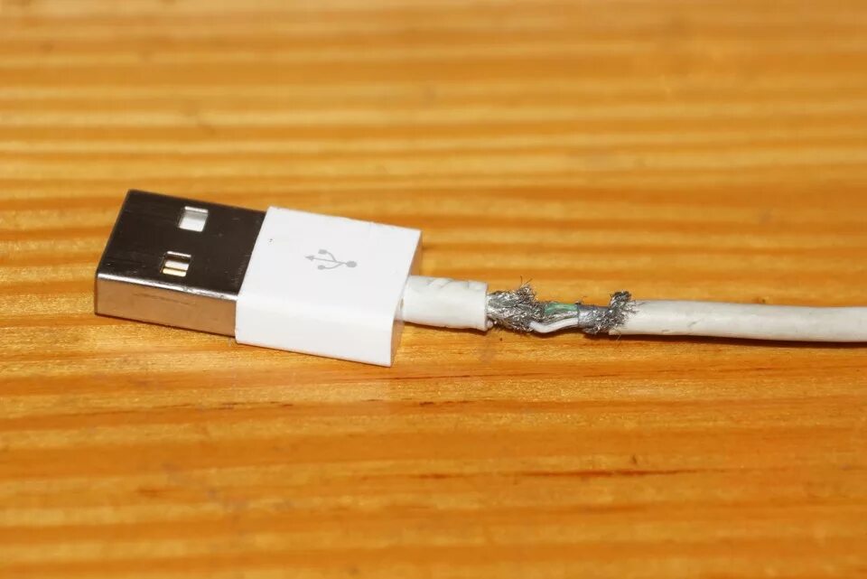 Usb для телефона xiaomi. Юсб айфон черный. Iphone USB Cable. Кабель УСБ починить. Зарядка USB Lightning 5a.