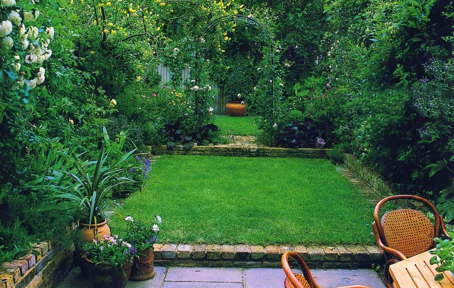 Зеленая зона отдыха. Зеленый уголок в саду. Сад на дачном участке. Дизайн садового участка. Зеленые комнаты в саду.