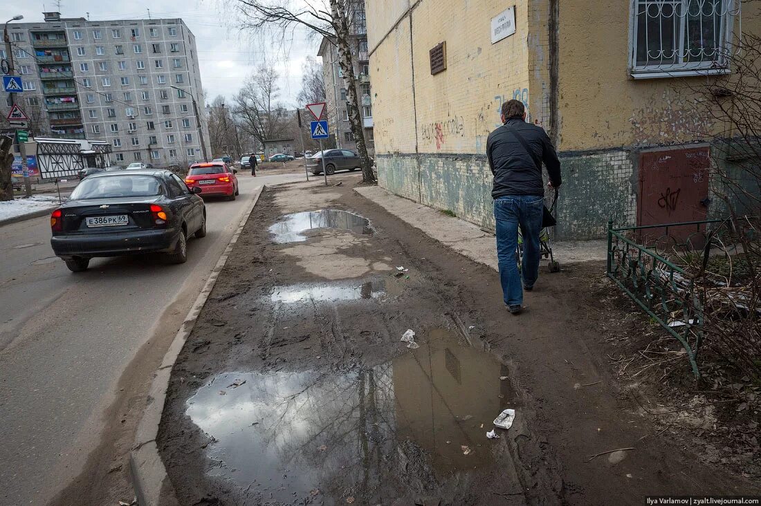 Грязь Россия улица Варламов. Ужасные дороги. Тротуар Россия. Грязные улицы России. Попили улицу